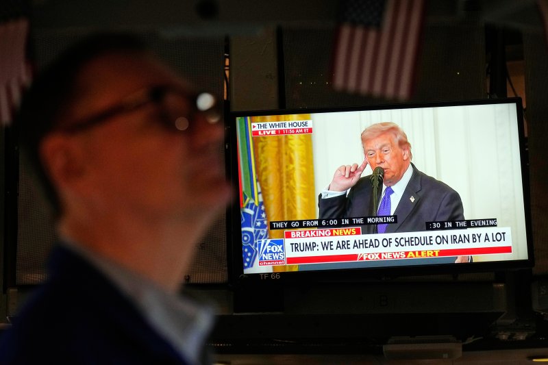 미국 뉴욕증권거래소(NYSE)에 2일(현지시간) 도널드 트럼프 대통령의 연설이 방송되고 있다. 우려와 달리 안전자산 회귀는 없었고, 주식 시장 움직임은 차분했다. AP 뉴시스