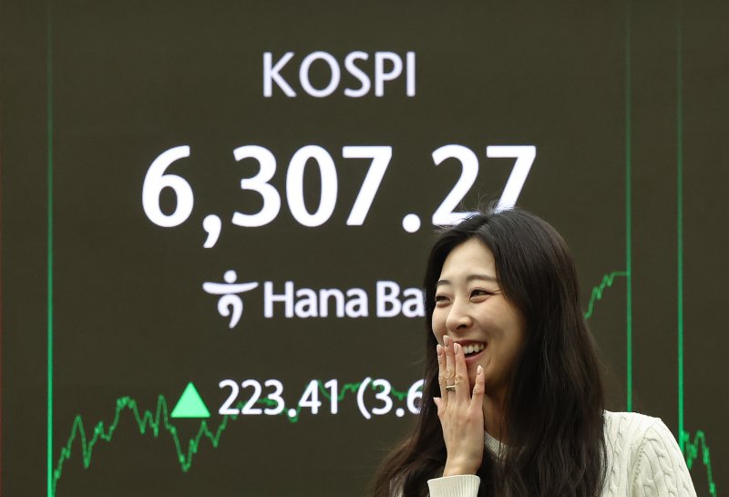 서울 중구 하나은행 본점 딜링룸 전광판에 종가가 표시되고 있다. 2026.2.26 ⓒ 뉴스1 김도우 기자