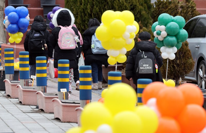올해 새 학기부터 초등학생 방과후 돌봄·교육프로그램이 '온동네 초등돌봄·교육' 체제로 전환된다. 학교는 물론 지역사회도 초등돌봄·교육에 동참하는 것으로 확대된다. 사진은 지난해 3월 4일 오전 서울 마포구 아현초등학교에서 학생들이 등교하는 모습. 2025.3.4 ⓒ 뉴스1
