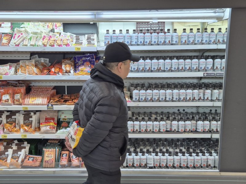 한 시민이 홈플러스의 일부 매대를 바라보고 있다. 해당 매대엔 홈플러스 PB 상품만이 진열돼 있다. ⓒ 뉴스1 박정현 기자