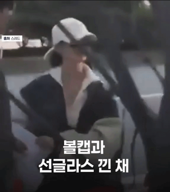 삼일절 일본 도쿄 마라톤 현장을 찾은 다니엘이 태극기를 흔들고 있다./영상=JTBC 뉴스