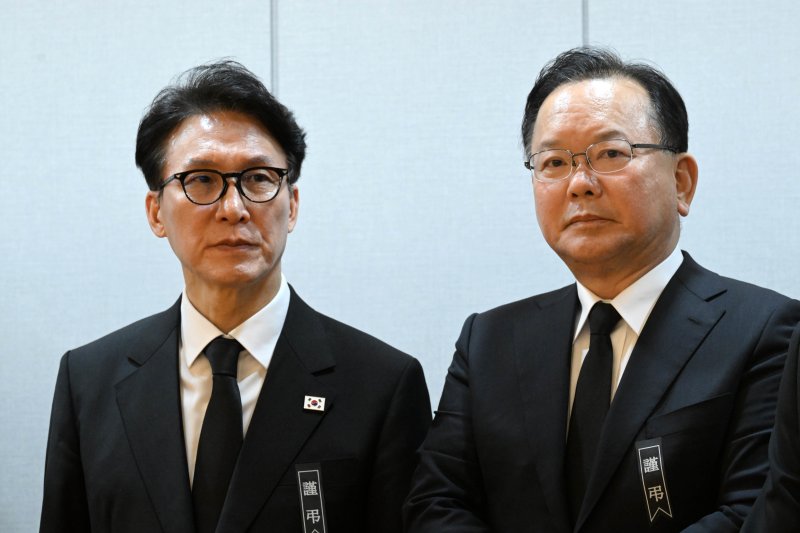 김민석 국무총리와 김부겸 전 총리(오른쪽)가 27일 서울 종로구 서울대학교병원 장례식장에 마련된 이해찬 민주평화통일자문회의 수석부의장의 빈소에서 조문객을 맞이하고 있다. (사진은 기사 내용과 무관함) 2026.1.27 ⓒ 뉴스1 사진공동취재단