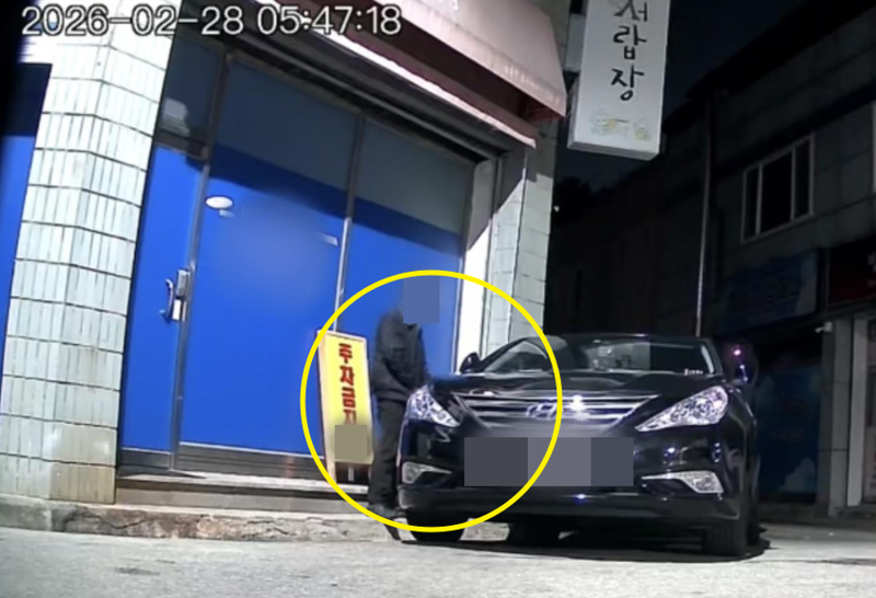 한 남성이 A씨 차량을 향해 노상방뇨를 하고 있다./사진=온라인 커뮤니티 '보배드림'