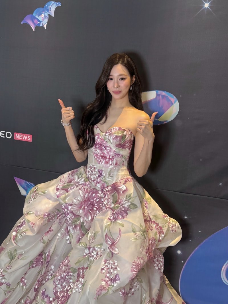 '변요한과 혼인신고' 티파니, 오프숄더 드레스 자태…청순 글래머의 정석