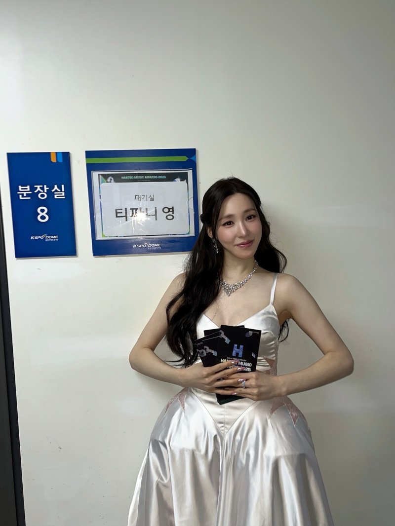 '변요한과 혼인신고' 티파니, 오프숄더 드레스 자태…청순 글래머의 정석