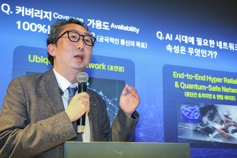 KT 이종식 네트워크연구소장(전무)이 2일(현지시간) 스페인 바르셀로나에서 '네트워크 전략 및 지능형 인프라'를 주제로 개최한 기자간담회에서 발표하고 있다. KT 제공