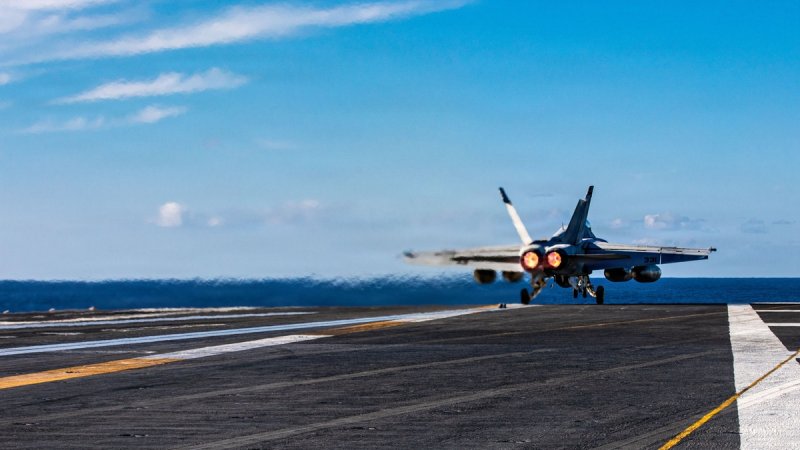 미 항공모함에서 출격하는 함재기 (출처=연합뉴스)