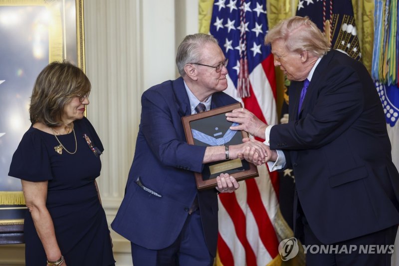 명예 훈장 수여하는 트럼프 (출처=연합뉴스)