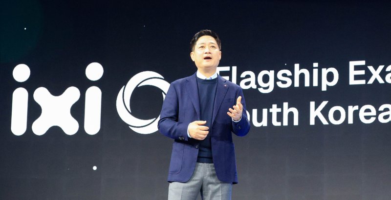 3월 2일(현지시간) 스페인 바르셀로나에서 열리고 있는 MWC26 개막일 기조 연설에 나선 LG유플러스 홍범식 CEO의 모습.(LG유플러스 제공)