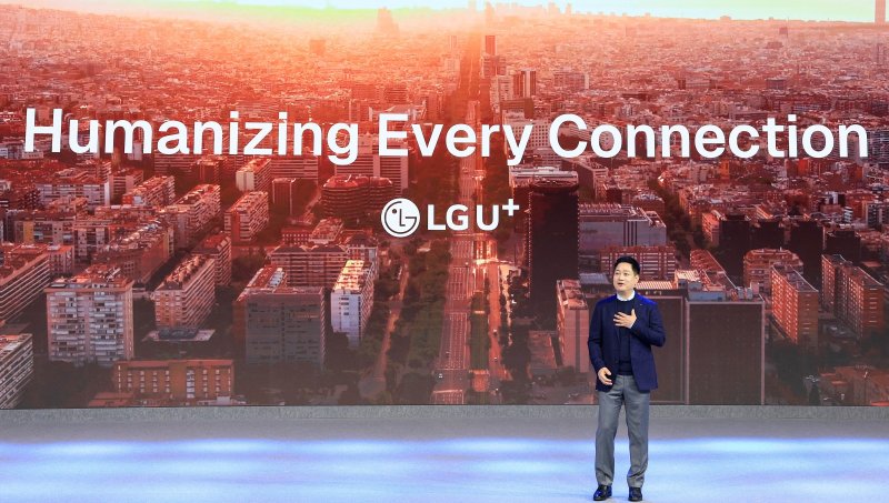 3월 2일(현지시간) 스페인 바르셀로나에서 열리고 있는 MWC26 개막일 기조 연설에 나선 LG유플러스 홍범식 CEO의 모습.(LG유플러스 제공)