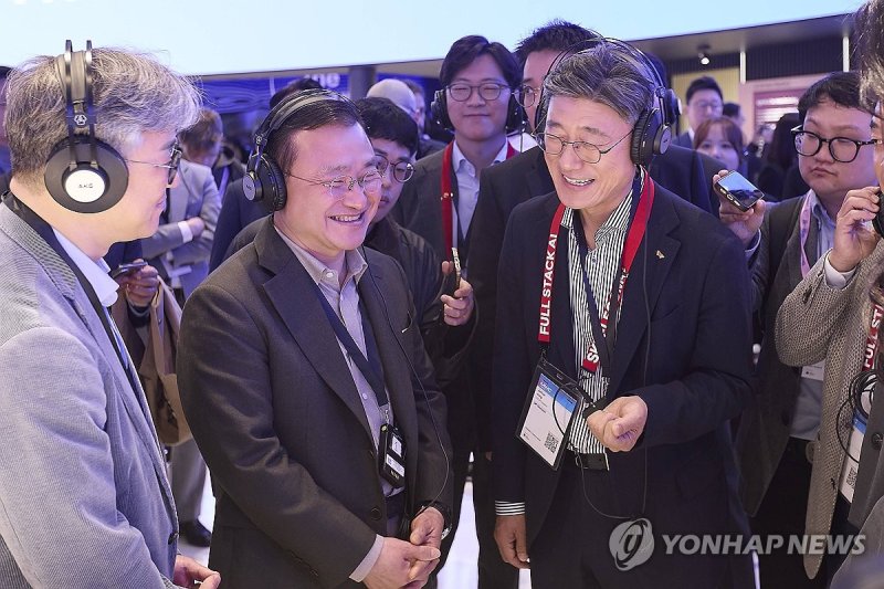 MWC 삼성전자 부스 둘러보는 정재헌 사장 (출처=연합뉴스)