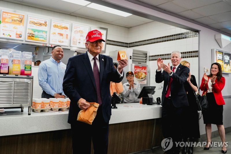 햄버거 전문점 찾은 트럼프 대통령 (출처=연합뉴스)