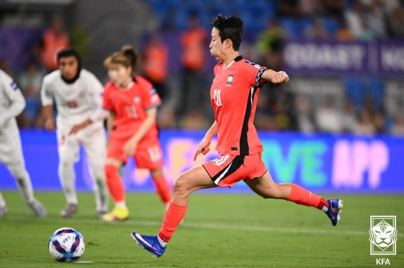[서울=뉴시스]여자 축구대표팀 김혜리 페널티킥 추가골. (사진=대한축구협회 제공)