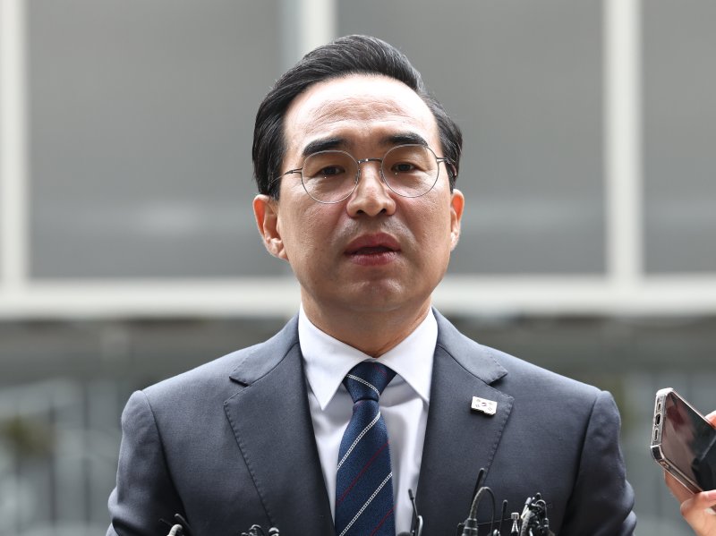 박홍근 초대 기획예산처 장관 후보자가 3일 서울 중구 예금보험공사 본사에 마련된 인사청문회 준비 사무실로 출근하며 지명 소감을 밝히고 있다. 뉴스1