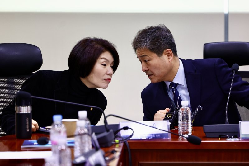 김영배 국회 외교통일위원회 여당 간사가 3일 국회에서 열린 이란 사태 관련 더불어민주당 외통위원-외교부 당·정 간담회에서 한정애 민주당 정책위의장과 대화하고 있다. 뉴시스