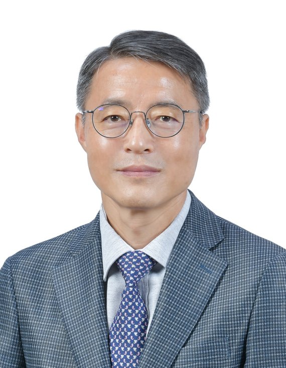 예)육군소장 구원근 / 현) 한국열린사이버대학 교수 / 전) 초대 동원전력사령관