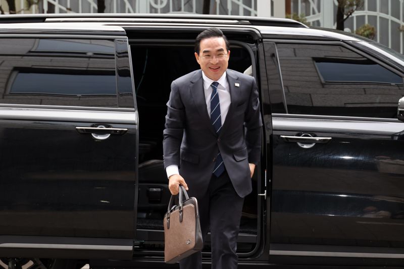 박홍근 기획예산처 장관 후보자가 3일 서울 중구 예금보험공사 본사에 준비된 사무실에 첫 출근하고 있다. 이 대통령이 작년 12월 기획예산처 장관 후보자에 국민의힘 출신 이혜훈 전 의원을 지명했지만 ‘부정 청약’ 등 의혹이 불거져 논란이 확산하자 지명을 철회한 지 40여일 만이다. 사진=서동일 기자