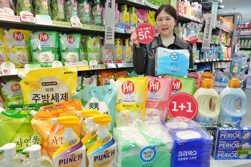 지난 2일 서울 송파구 롯데마트 제타플렉스 잠실점에서 김은선 상품기획자(MD)가 주방 청소용품 할인 행사를 홍보하고 있다. 롯데마트 제공