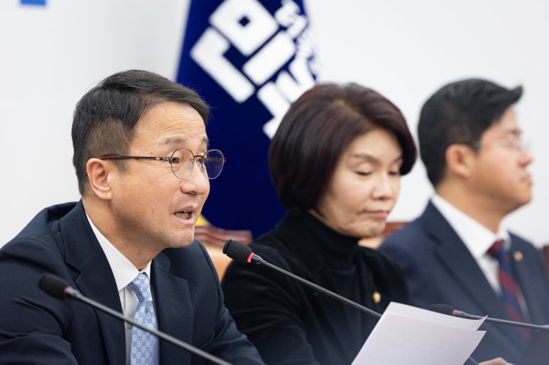 한병도 더불어민주당 원내대표가 3일 서울 여의도 국회에서 열린 원내대책회의에서 모두 발언을 하고 있다. 뉴스1