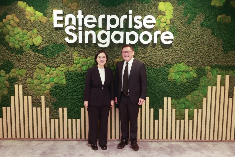 중소벤처기업부의 한성숙 장관(왼쪽)이 싱가포르를 찾아 벤처, 스타트업 협력 확대 방안을 논의했다. (중기부 제공)