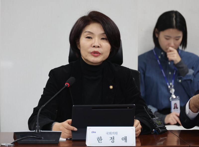 [서울=뉴시스] 김금보 기자 = 한정애 더불어민주당 정책위의장이 23일 오전 서울 여의도 국회 의원회관에서 열린 국회 기후에너지환경노동위원회 더불어민주당 위원-고용노동부 당정협의회에서 발언을 하고 있다. 2026.02.23. kgb@newsis.com