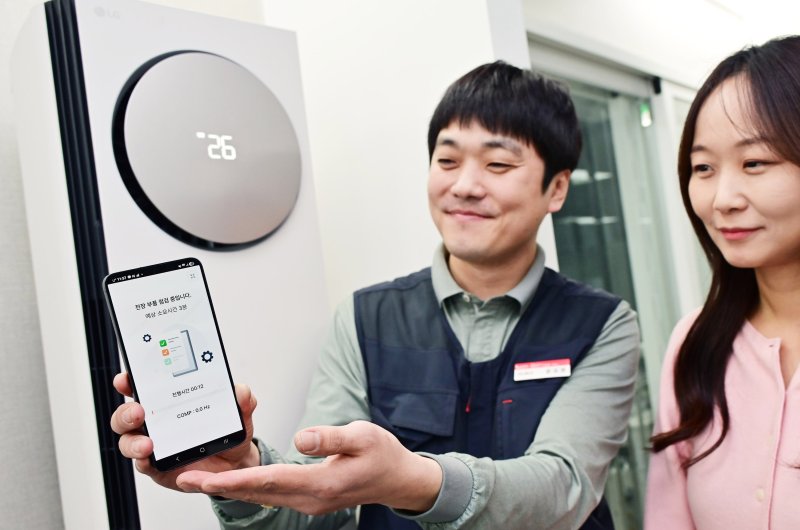 LG전자의 에어컨 사전점검 서비스는 전문 엔지니어가 직접 에어컨의 냉방 성능, 냉매 상태, 전원 및 배선 연결, 필터 및 배수 호스 위생 상태 등을 AI 기술을 활용해 점검한다. (사진제공 = LG전자)