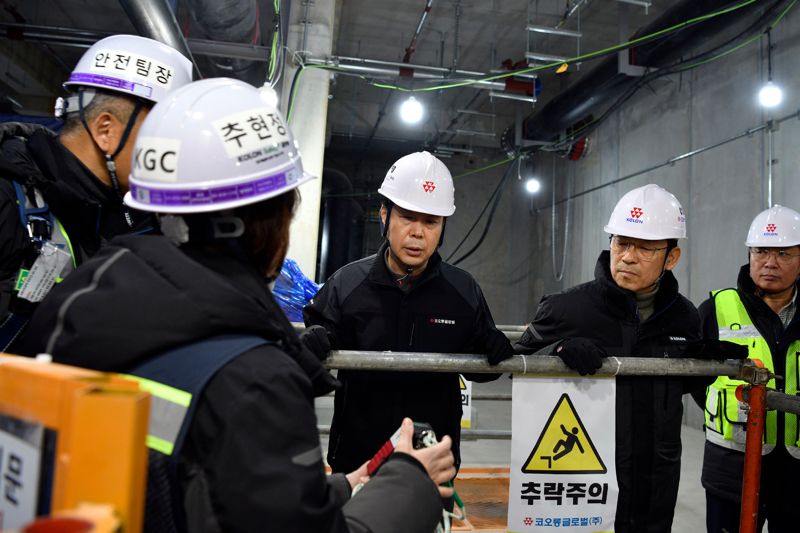 2월 27일 평택 고덕 공공폐수처리시설 4단계 건설공사 현장에서 김영범 코오롱글로벌 사장(오른쪽 세번째)이 안전보건 합동점검을 하고 있다. 코오롱글로벌 제공