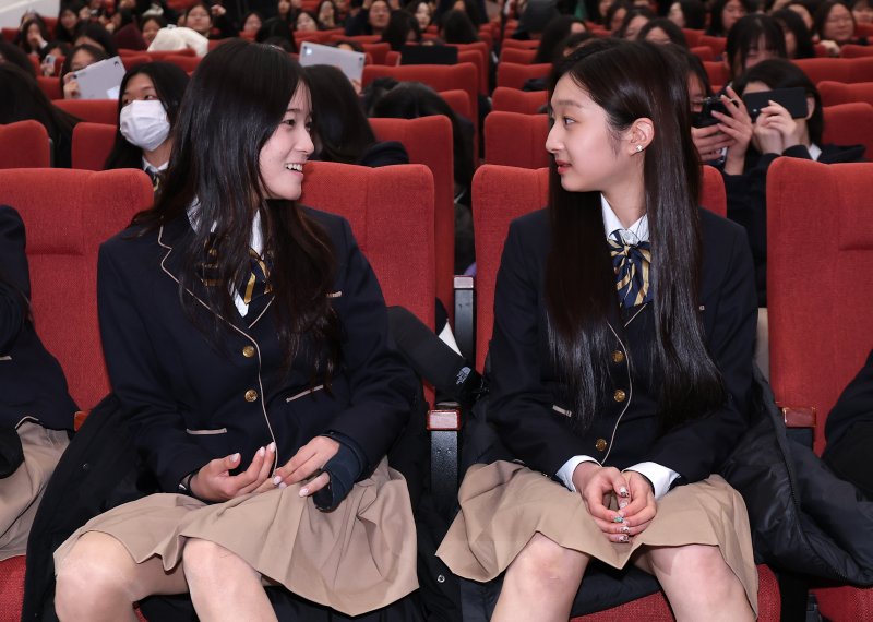 2026 밀라노·코르티나 동계올림픽 스노보드 여자 하프파이프에서 금메달을 차지한 최가온(왼쪽)과 피겨스케이팅 신지아가 3일 서울 서초구 반포동 세화여자고등학교에서 열린 특별장학금 수여식에 참석해 대화하고 있다. 2026.3.3 ⓒ 뉴스1 김성진 기자