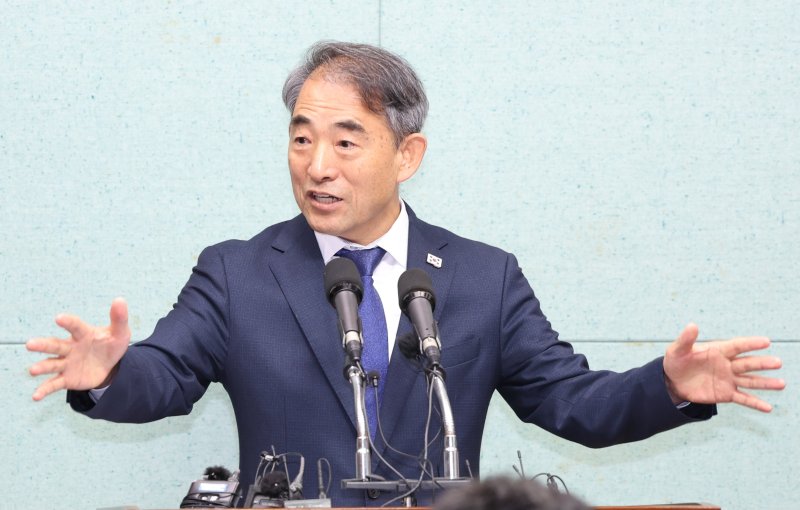 윤준병 더불어민주당 전북도당위원장이 3일 전북특별자치도의회에서 기자회견을 가졌다. 뉴스1