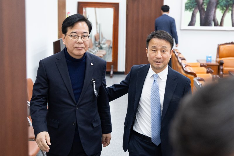 더불어민주당 한병도(오른쪽), 국민의힘 송언석 원내대표가 3일 서울 여의도 국회 운영위원장실에서 만나 이동하고 있다. 뉴스1