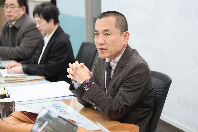 김진태 강원도지사가 3일 도청에서 열린 기자간담회에서 대형산불 특별대책에 대해 설명하고 있다. 강원자치도 제공