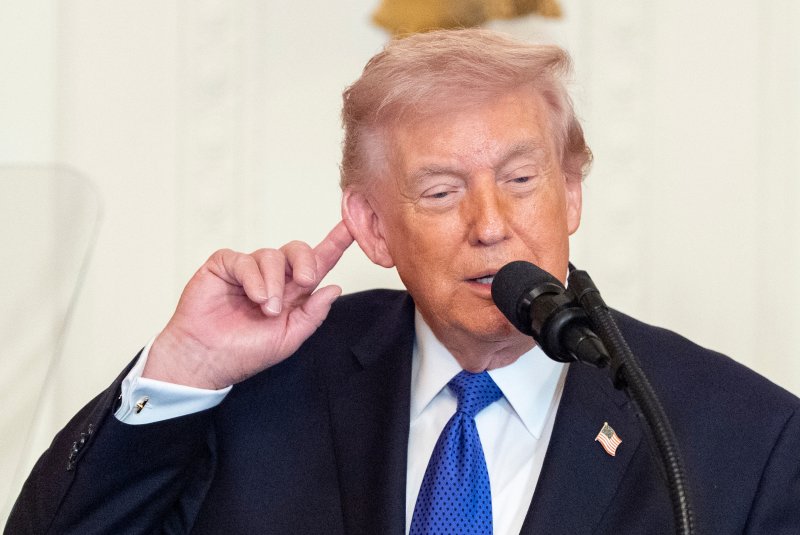 [워싱턴=AP/뉴시스] 도널드 트럼프 미국 대통령이 2일(현지 시간) 워싱턴 백악관 이스트룸에서 열린 명예 훈장 수여식에서 발언하고 있다. 2026.03.03.