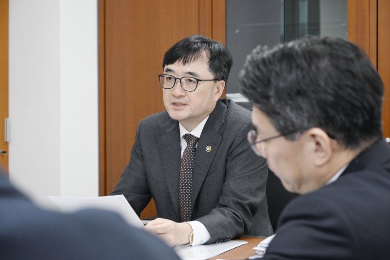 임기근 기획처 장관 직무대행 차관(왼쪽)이 10일 재정사업평가위원회 회의를 진행하고 있다. 뉴시스