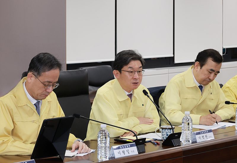 이억원 금융위원장(왼쪽 두 번째)이 3일 오전 서울 종로구 정부서울청사에서 재정경제부, 한국은행, 금융감독원, 산업은행, 기업은행, 신용보증기금, 한국거래소, 국제금융센터 등과 함께 개최한 중동상황 관련 관계기관 합동 '금융시장 상황점검회의'에서 최근 중동 지역 내 지정학적 불확실성 확대에 따른 경제 및 금융시장 영향을 점검하고, 중동지역 수출 취약 중소·중견기업 지원방안 등 향후 대응방안을 논의하고 있다. 금융위원회 제공