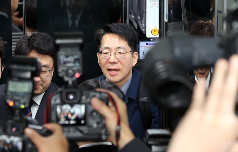 황종우 해양수산부 장관 후보자가 3일 오전 부산 중구 부산항만공사에서 인사청문회 준비를 위한 첫 출근을 하며 취재진 질문에 답한 뒤 승강기를 타고 이동하고 있다. 뉴시스