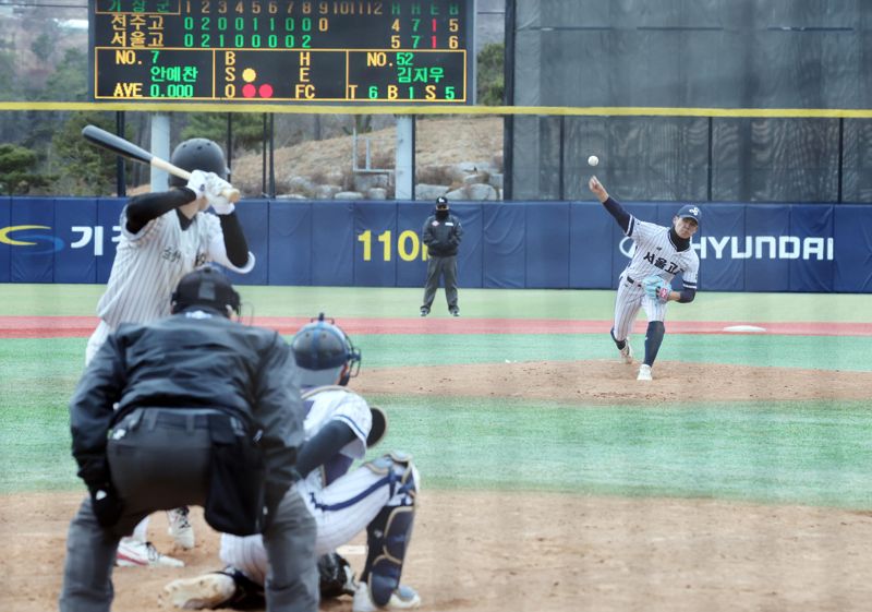 2026 명문고야구열전 세 번째 날인 3일 부산 기장현대차드림볼파크에서 열린 전주고:서울고의 예선경기에서 서울고 김지우 선수가 9회말 역투하고 있다. 서울고는 5:4로 전주고에 승리했다. 사진=박범준 기자