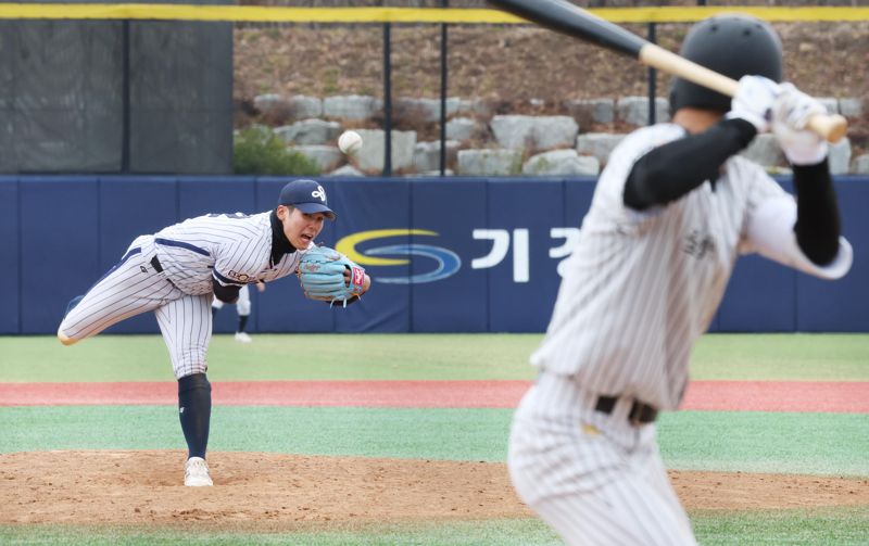 2026 명문고야구열전 세 번째 날인 3일 부산 기장현대차드림볼파크에서 열린 전주고:서울고의 예선경기에서 서울고 김지우 선수가 9회말 역투하고 있다. 서울고는 5:4로 전주고에 승리했다. 사진=박범준 기자