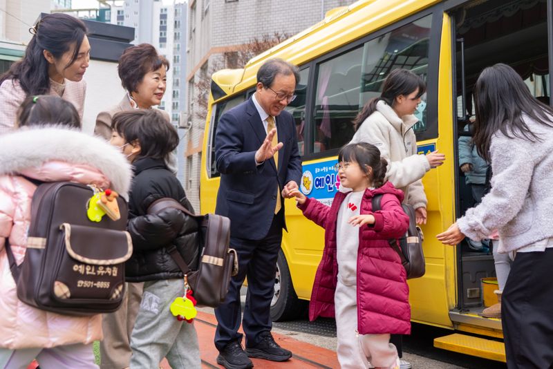 김석준 부산시교육감이 3일 동래구 한 유치원을 방문해 원생들을 맞이하고 있다. 부산시교육청 제공