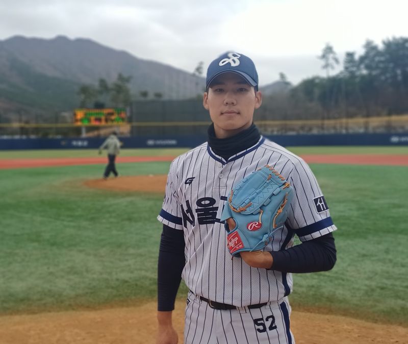 3일 오후 서울고의 김지우가 전주고와의 경기가 끝난 뒤 인터뷰에 응하고 있다. 백창훈 기자