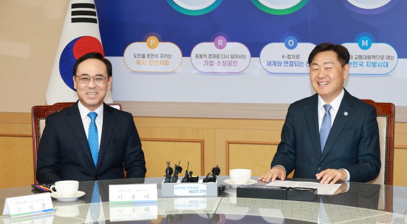 3일 전북도청에서 무주군 일원에 항공우주 생산기지를 조성하는 현대로템㈜ 투자협약식이 개최된 가운데 김관영 도지사와 이용배 대표이사가 대화를 나누고 있다.(전북도 제공. 재판매 및 DB금지)/뉴스1