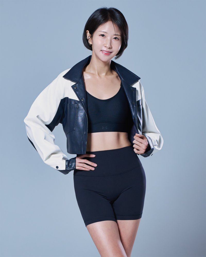 손문선 아나운서, 디씨엘이엔티와 계약…탄탄 복근 프로필