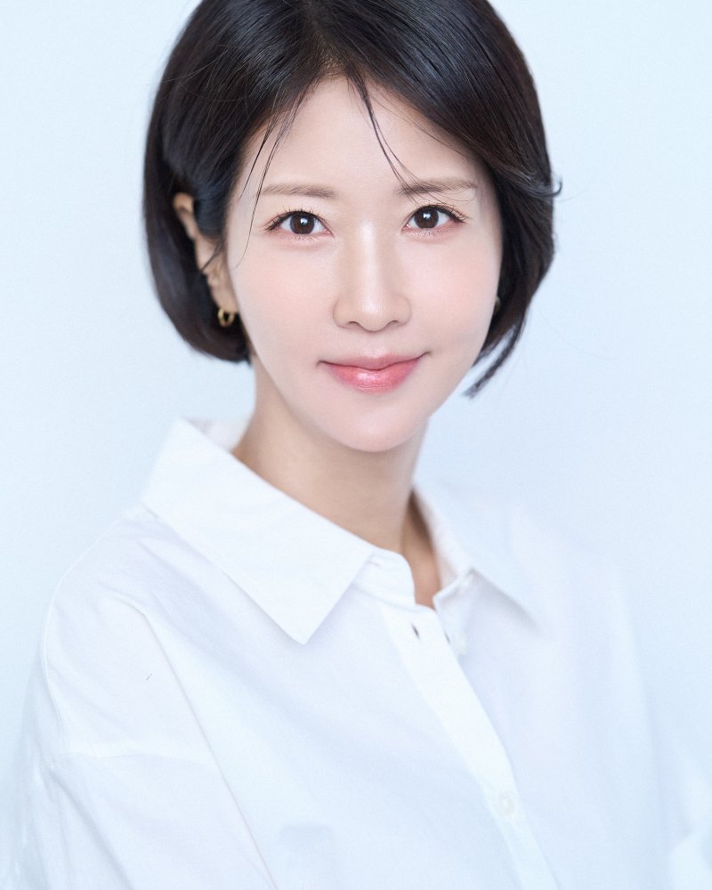 손문선 아나운서, 디씨엘이엔티와 계약…탄탄 복근 프로필