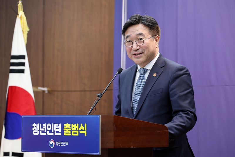 윤호중 행정안전부 장관이 3일 오전 서울 중구 은행회관 국제회의실에서 열린 2026년 행정안전부 청년인턴 미래도약 출범식에서 환영 인사말을 하고 있다.제공=행정안전부