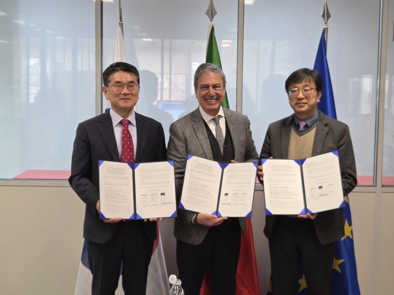 엑스코, 한국전시산업진흥회, 포르투 국제전시장이 지난 2일(현지 시간) 포르투갈 포르투에서 전시 산업의 상호 발전과 글로벌 네트워크 구축을 위한 3자 업무협약(MOU)을 체결했다. 전춘우 엑스코 대표이사 사장, 파울로 바즈 포르투 국제전시장 집행위원, 장혁조 한국전시산업진흥회 부회장(왼쪽부터). 엑스코 제공