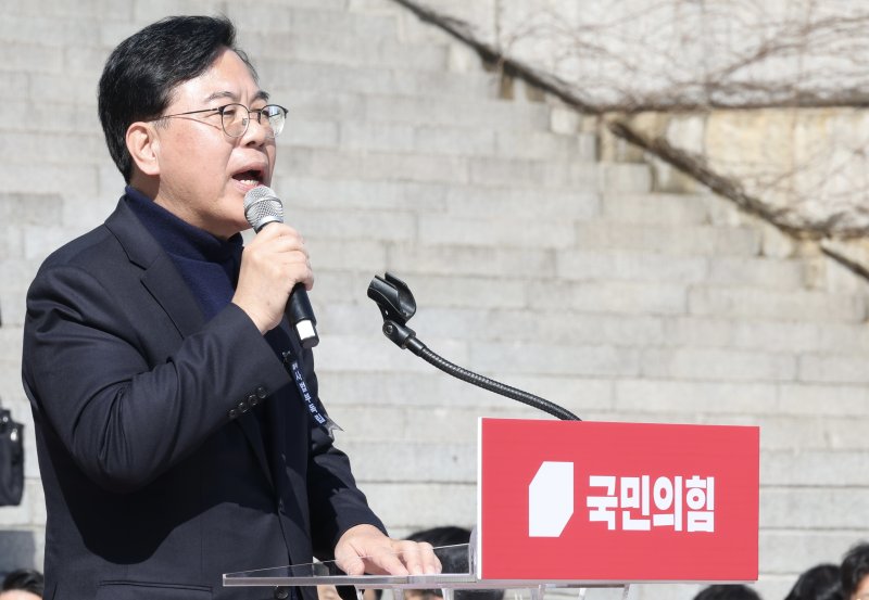 송언석 국민의힘 원내대표가 지난 3일 오후 서울 여의도 국회 본청 계단에서 열린 '자유민주헌정 수호 국민대장정 도보투쟁' 출정식에서 발언을 하고 있다. 뉴시스