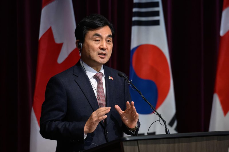 [서울=뉴시스] 안규백 국방부 장관이 25일(현지 시간) 캐나다 오타와에서 열린 제2차 한-캐나다 외교·국방(2+2) 장관회의 계기 공동기자회견에서 발언하고 있다. (사진=국방부 제공) 2026.02.26. photo@newsis.com *재판매 및 DB 금지