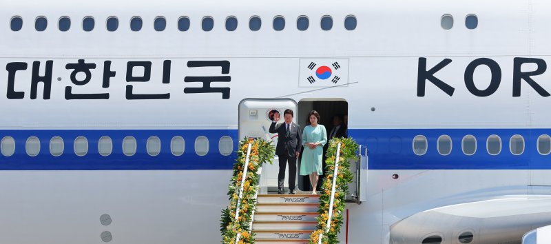 필리핀을 국빈방문한 이재명 대통령과 김혜경 여사가 3일 마닐라 빌라모어 군공항에 도착한 공군 1호기에서 환영객에게 인사하고 있다. 연합뉴스