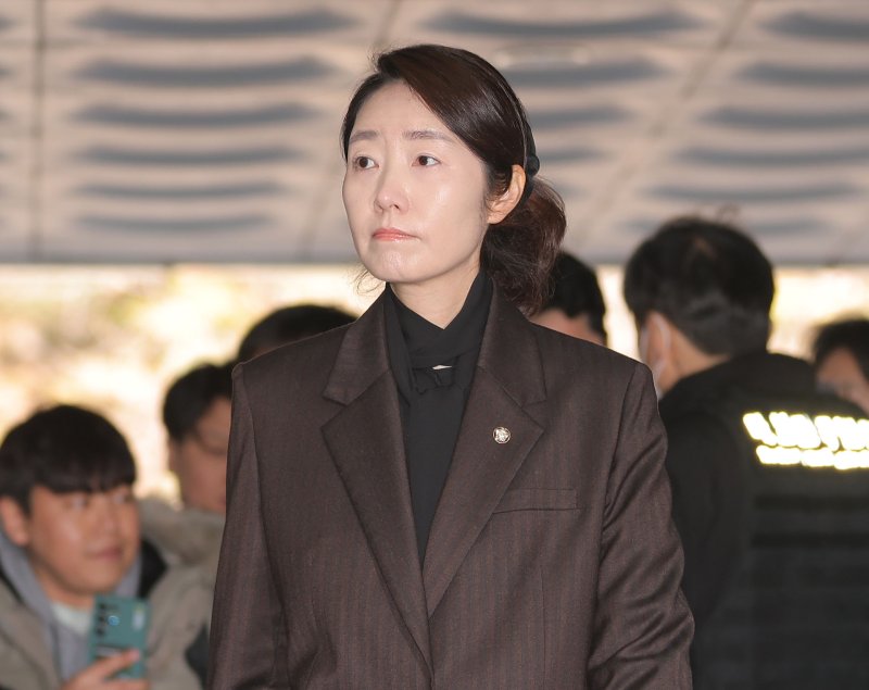 '1억 공천헌금' 의혹을 받는 강선우 무소속 의원이 3일 서울 서초구 서울중앙지방법원에서 열린 구속 전 피의자 심문(영장실질심사)에 출석하고 있다. 사진=연합 지면화상