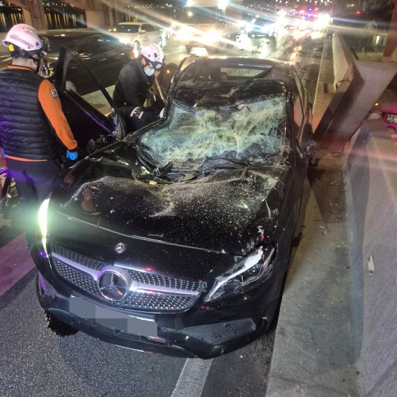 지난달 25일 오후 서울 반포대교에서 주행하던 포르쉐 차량이 강변북로를 주행 중이던 벤츠 차량 위로 떨어진 뒤 잠수교까지 추락해 운전자를 포함한 2명이 다치고 차량 4대가 파손되는 사고가 발생했다. 서울 용산소방서 제공