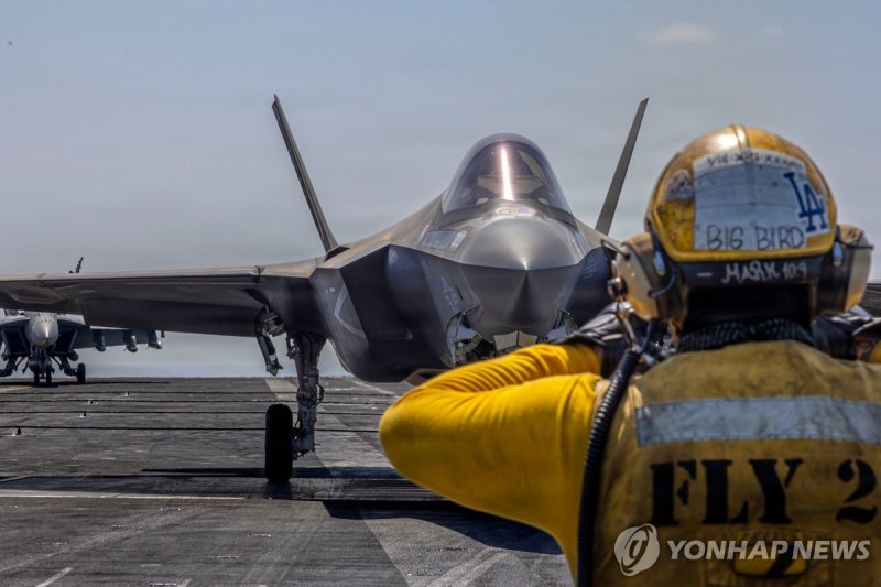 미군 항공모함 에이브러햄 링컨 갑판에서 이동하는 F-35C (출처=연합뉴스)